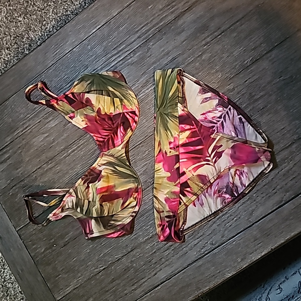 34DD Bra sized bikini 34 E & Medium bottoms